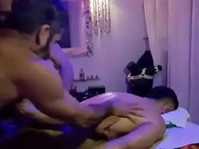 Massagem erótica sensual com dois massagista safado